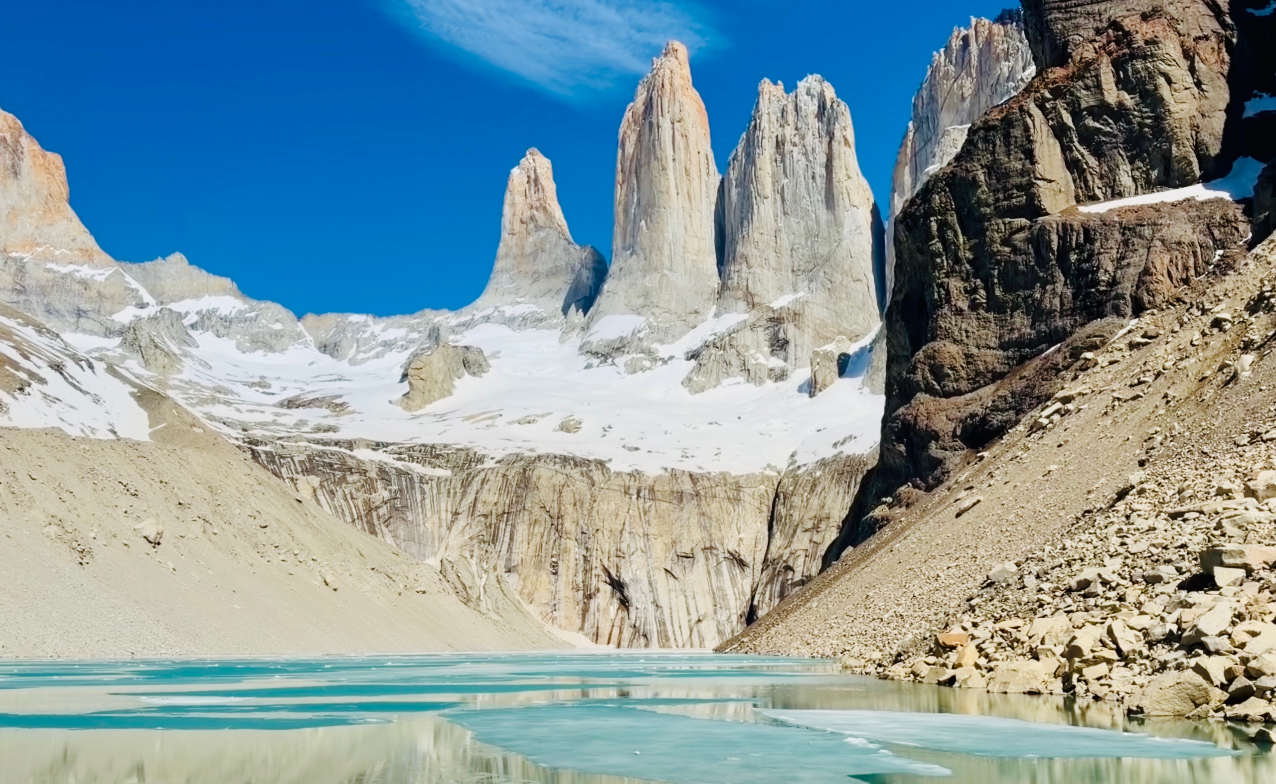 Laguna de los Tres beneath Mount Fitz Roy in Los Glaciares National Park near El Chaltén, Patagonia, Argentina.